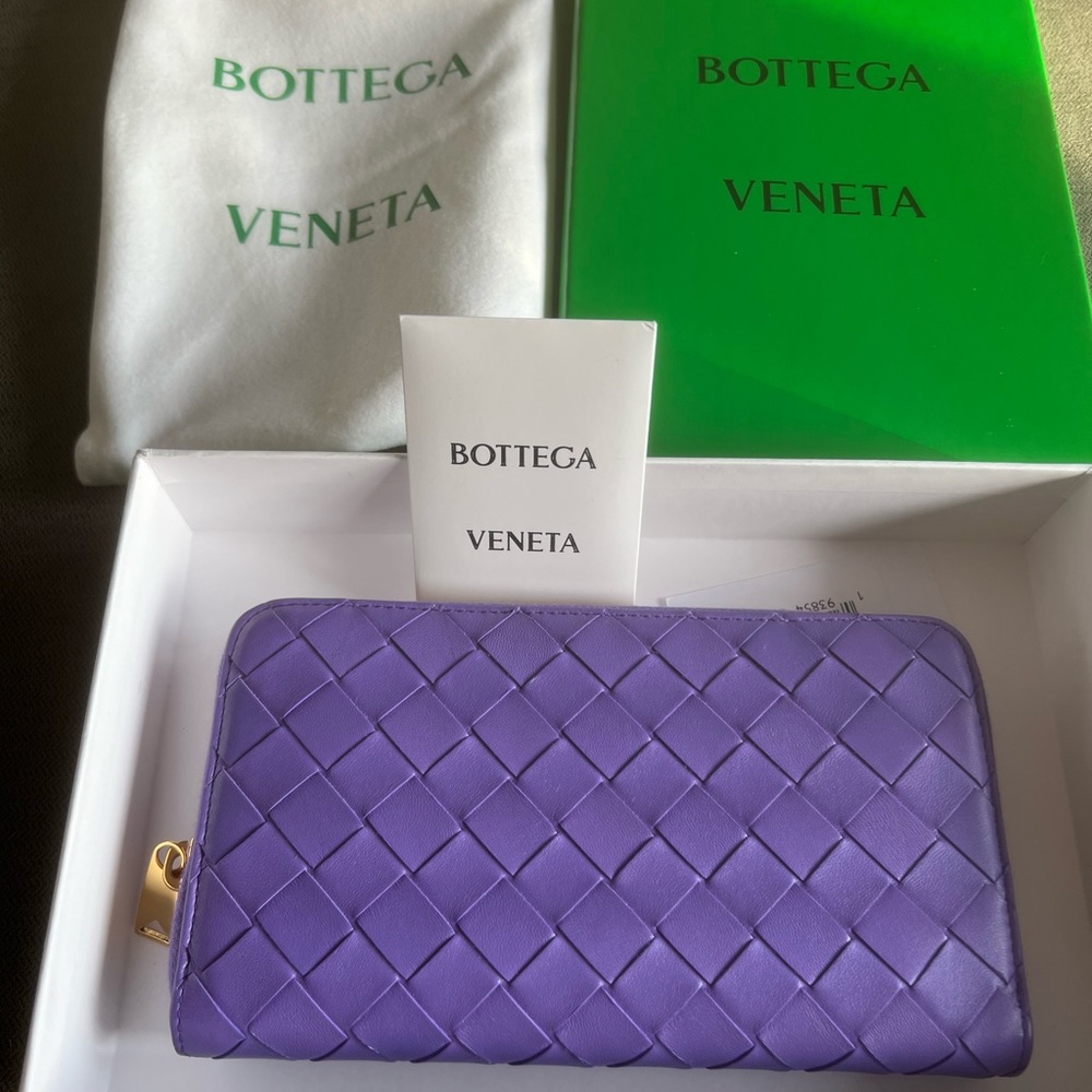 *SOLD* Bottega zip around Wallet